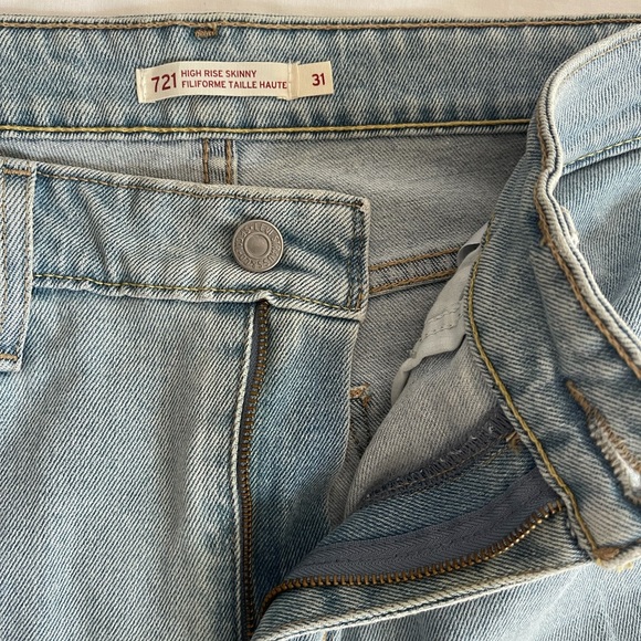 Levi’s light wash skinny jeans. Size: 31 - Picture 3 of 3